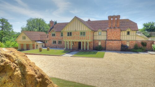 Spacious Country House Retreat With Heated Pool