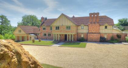 Spacious Country House Retreat With Heated Pool