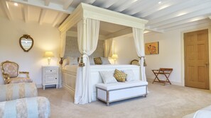 8 bedrooms, desk, iron/ironing board, travel crib