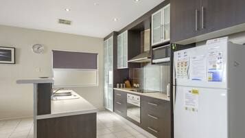 MikrovÄgsugn, diskmaskin, kaffe- och tebryggare och barnstol