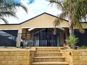 Exterior detail - Happy Gilmore, Wallaroo (Wallaroo)