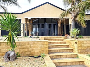 Exterior detail - Happy Gilmore, Wallaroo (Wallaroo)