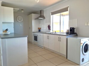 Mikrowelle, Geschirrspüler, Wasserkocher mit Kaffee-/Teezubehör