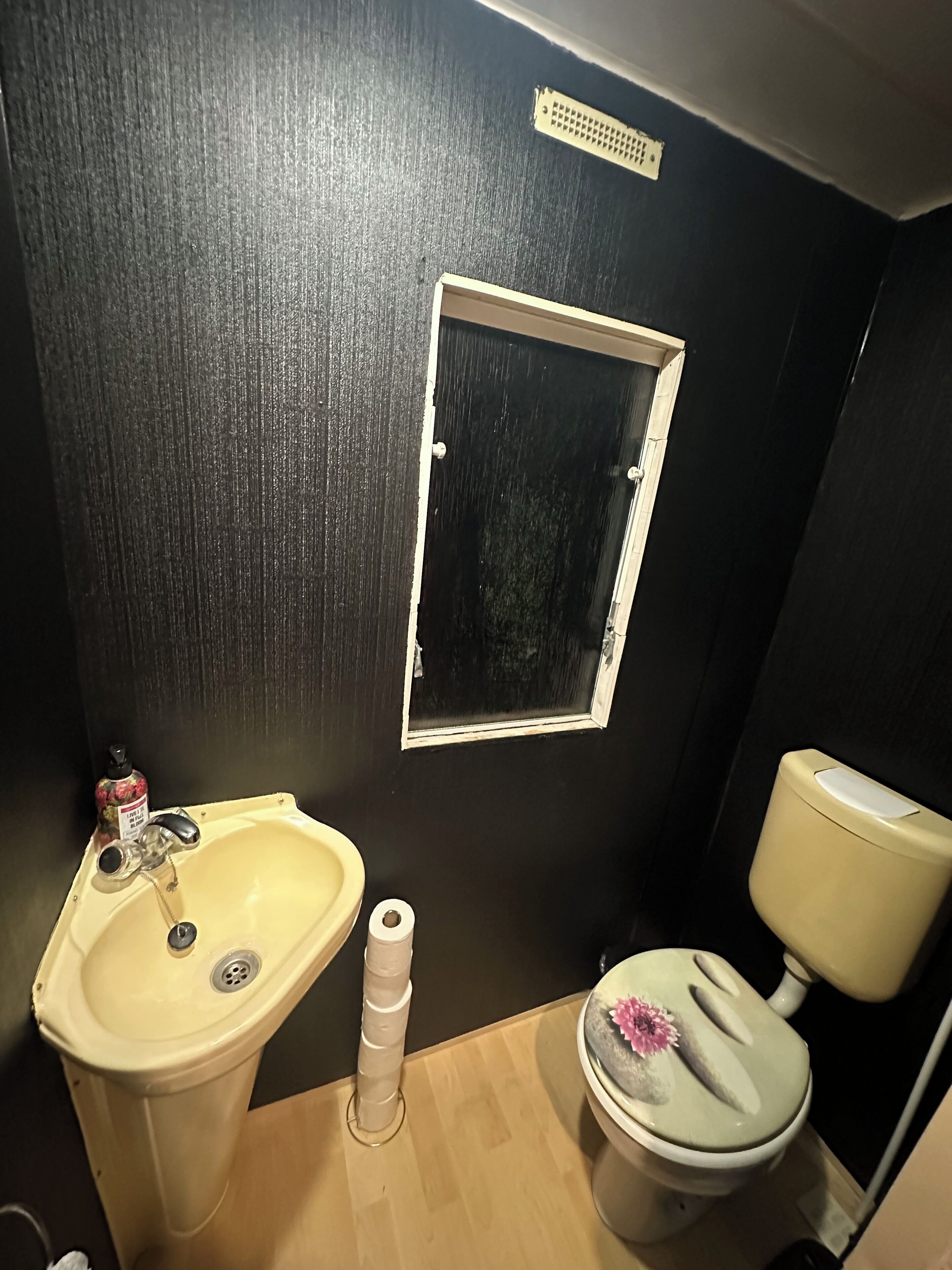 Toallas, jabón, papel higiénico