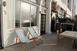Outdoor dining - Beach house with private smugglers caves (Ramsgate)