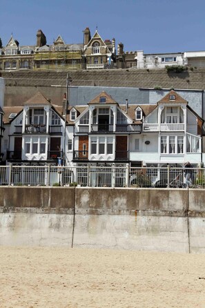 Exterior - Beach house with private smugglers caves (Ramsgate)