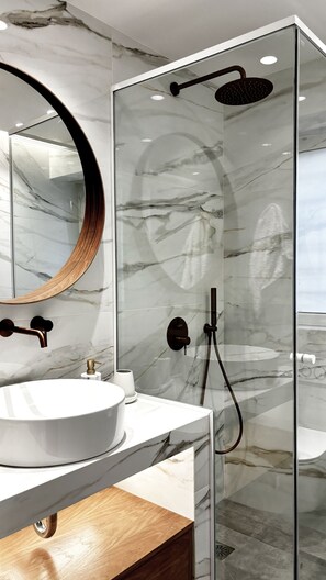 Douche, sèche-cheveux, bidet, serviettes fournies