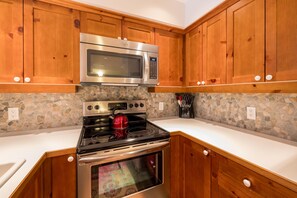 Townhome, 1 Queen Bed with Sofa bed (#24 Treeline) | Private kitchen
