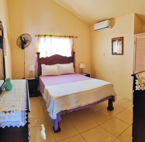 2 bedrooms, iron/ironing board, WiFi, bed sheets - Hidden Gem, Cozy 2-bedroom house with WiFi, AC, Private Pool In Portmore (Portmore)