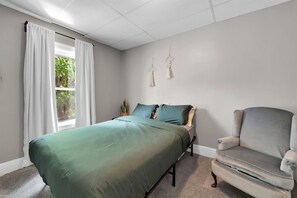 2 Schlafzimmer, Schreibtisch, Bügeleisen/Bügelbrett, Reisekinderbett