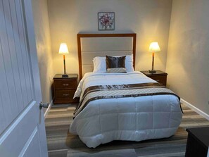 2 makuuhuonetta, työpöytä, silitysrauta/-lauta, ilmainen Wi-Fi