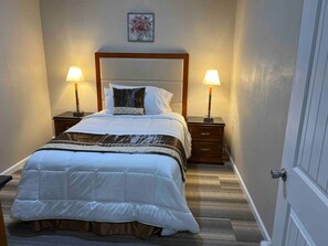 2 makuuhuonetta, työpöytä, silitysrauta/-lauta, ilmainen Wi-Fi