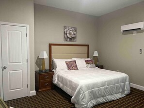 1 habitación, escritorio, tabla de planchar con plancha y wifi 