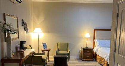 Hotel Pinehurst- Central Ave Suite 208