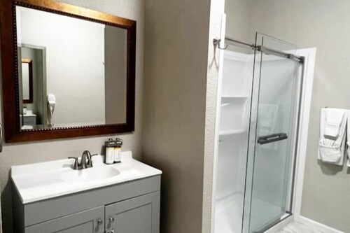 Hotel Pinehurst- Central Ave Suite 208