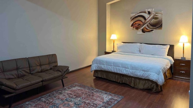 1 bedroom, desk, iron/ironing board, WiFi (free) - Pinehurst Suite Room 206 (Laurel)