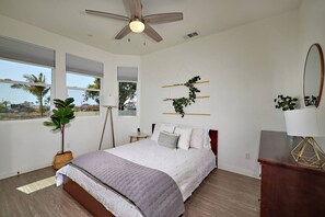 1 bedroom, iron/ironing board, travel crib, WiFi - Seaview Sunset - Close to beaches & restaurants! (Oceanside)