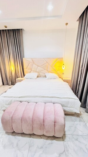 3 habitaciones, tabla de planchar con plancha, wifi y ropa de cama 