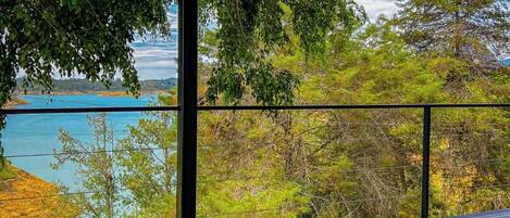 Suite – deluxe, balkong, utsikt mot innsjø | Privat boblebad