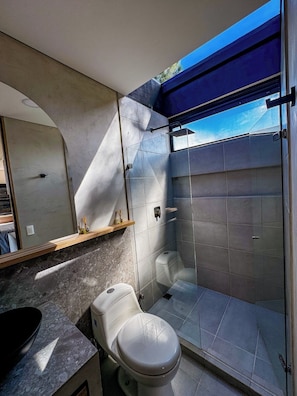 Deluxe Suite, Balcony, Lake View | Bathroom | Shower, towels, soap, toilet paper - Elemen Retreat (El Peñol)