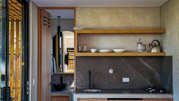 Suite Deluxe, balcon, vue lac | Cuisine privée | Batterie de cuisine, vaisselle et ustensiles