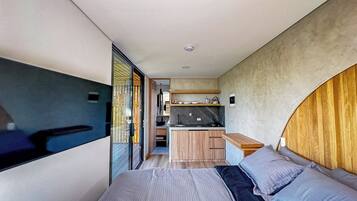 Deluxe suite, balkon, uitzicht op meer | 1 slaapkamer, gratis wifi