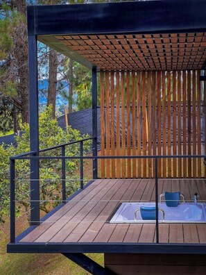 Suite Deluxe, balcon, vue sur le lac | Baignoire à remous privée