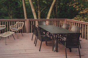 Outdoor dining - HOT TUB, Game Rm, Fire Pit - Luxury Hocking Cabin (Logan)