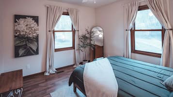 4 bedrooms, desk, iron/ironing board, travel crib