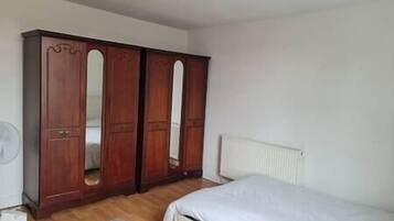2 bedrooms, desk, iron/ironing board, free WiFi