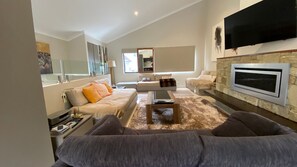 Télévision, cheminée