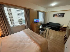 1 dormitorio, tabla de planchar con plancha, wifi y ropa de cama