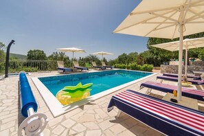 A heated pool - Villa Old Garden with heated Pool, private Tavern, and panoramic views (Studenci)