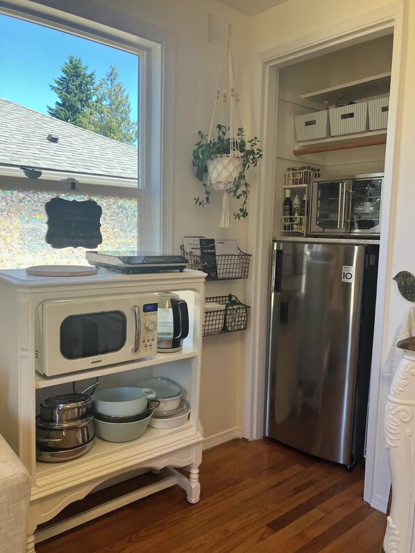 Fridge, microwave, oven, stovetop - Cozy private suite that's close to the city yet nestled in a quiet neighborhood. (Seattle)