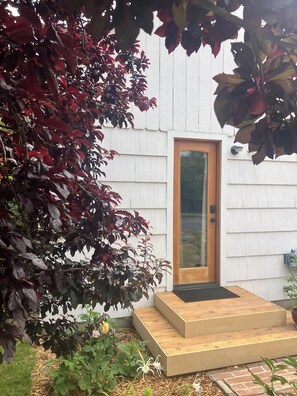 Exterior detail - Cozy private suite that's close to the city yet nestled in a quiet neighborhood. (Seattle)