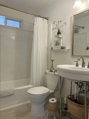 Articles de toilette écologiques, sèche-cheveux, serviettes fournies