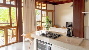 Geladeira, fogão, cooktop, talheres/pratos/utensílios de cozinha