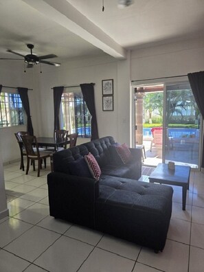 Smart TV, DVD player, stereo - Cozy Beach House in front of the ocean with a private outdoor pool! (San Luis Talpa)