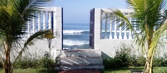 Cozy Beach House in front of the ocean with a private outdoor pool!