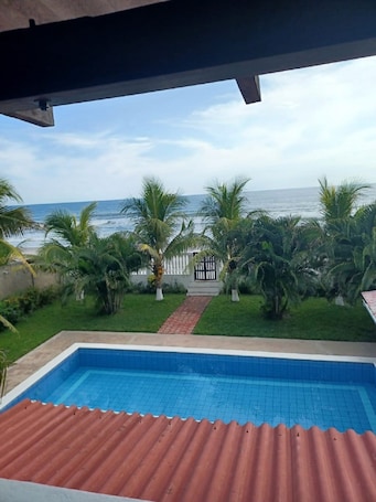 Alberca. Cozy Beach House in front of the ocean with a private outdoor pool!