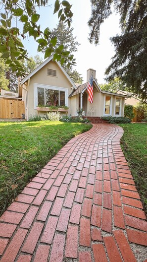 Property grounds - Charming 3-bedroom house in delightful Medford, Oregon with WiFi and Hot Tub. (Medford)