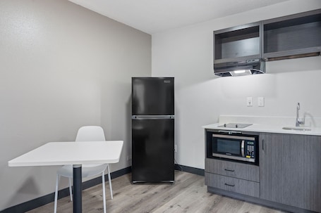Refrigerador con freezer, microondas, placa de cocina