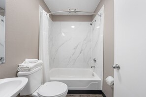 Studio, 1 Queen Bed, Non Smoking | Bathroom