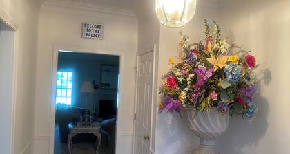 The Palace at the Hampton is Charming and Spacious 4-bedroom house in Tuscaloosa