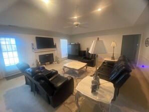 Télévision, cheminée, livres