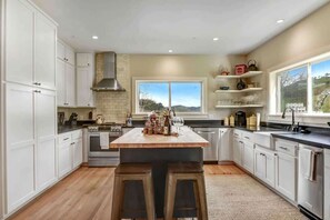 冰箱、微波炉、烤箱、炉灶