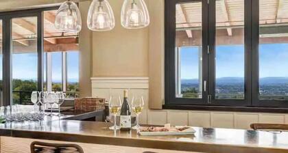 Paradise Ridge Vineyard Retreat - Hot Tub & Views