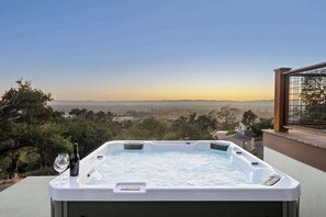 Outdoor spa tub - Sunset House at Paradise Ridge by Kohmsa (Santa Rosa)