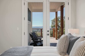 6 bedrooms, iron/ironing board, WiFi, bed sheets - Sunset House at Paradise Ridge by Kohmsa (Santa Rosa)