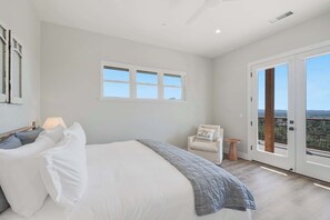 6 bedrooms, iron/ironing board, WiFi, bed sheets - Sunset House at Paradise Ridge by Kohmsa (Santa Rosa)